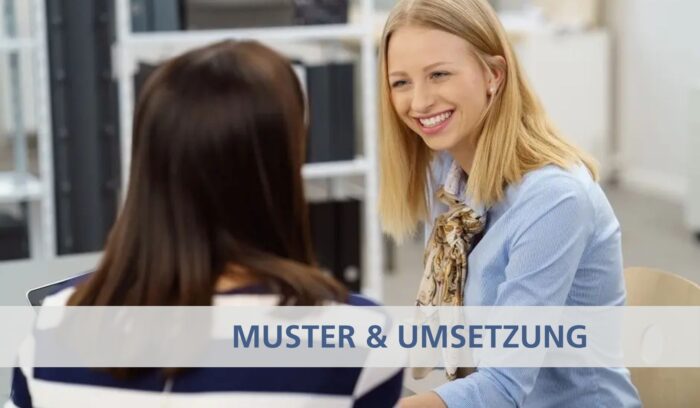 Auszubildene schaut lächelnd ihren Gesprächspartner an